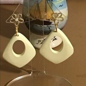 Flower fashion earrings